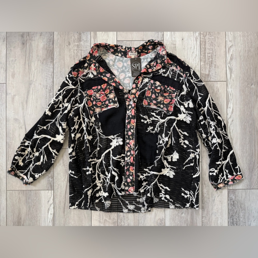 ✨NWT- POL Carly Crochet Patchwork Laser Cut Floral Button down shirt size large - Picture 4 of 10